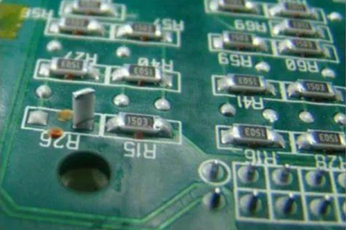PCB焊接中的立碑问题：成因分析与工艺优化