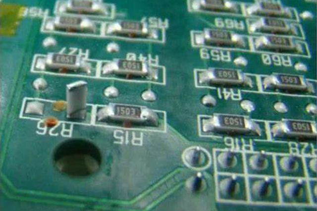 1744102353793929.jpg PCB焊接中的立碑问题.jpg